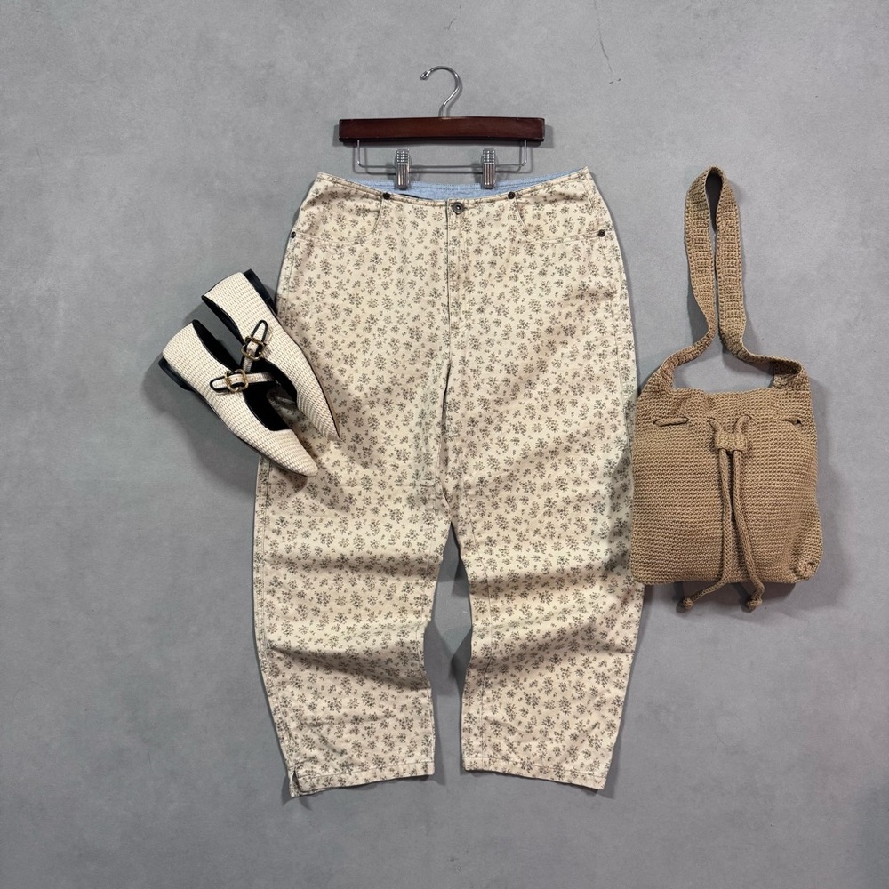 VINTAGE CREAM FLORAL DENIM CAPRIS